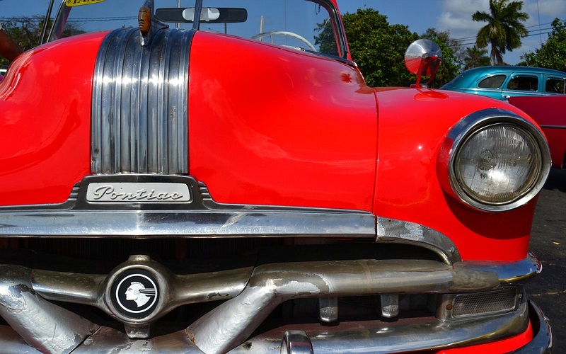 Oldtimer auti - Red Pontiac