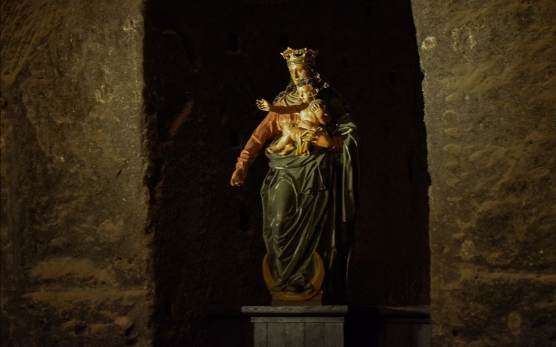 virgin mary holding baby jesus statue