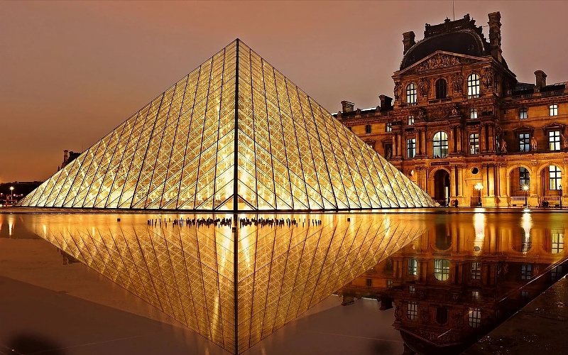 Dvorac Louvre Pariz