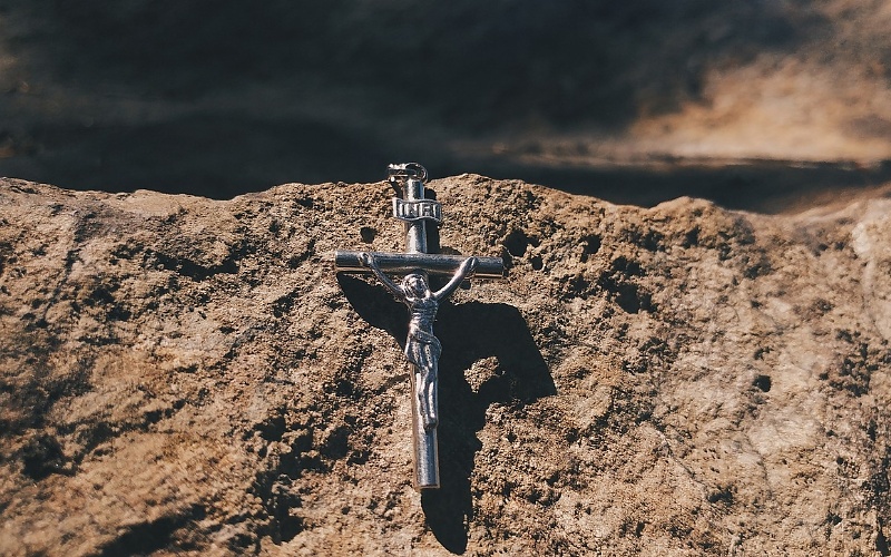 Vjerski nakit križ 